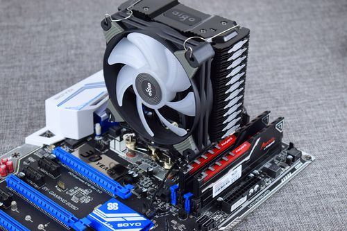 技术人员测试电脑硬件散热