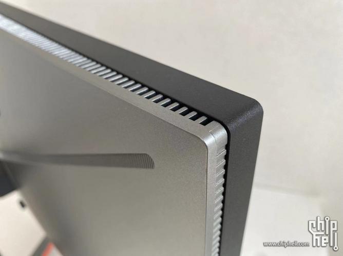 程序员在明亮办公室中使用带护眼功能的显示器工作