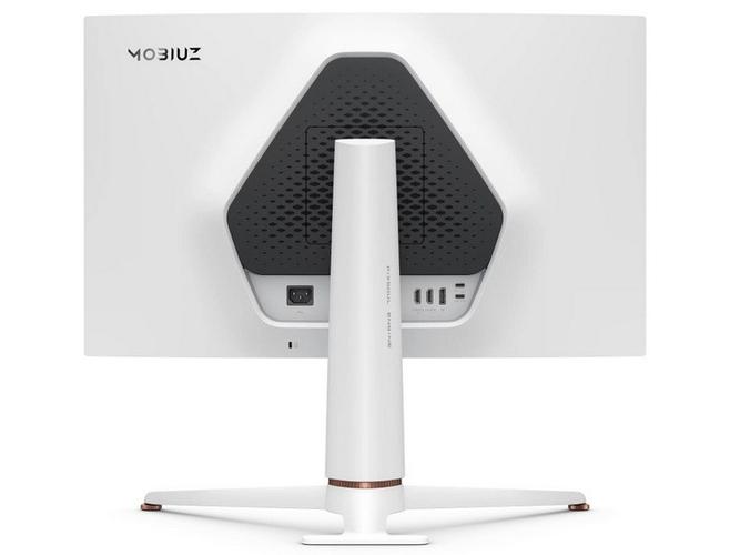 电竞玩家在昏暗房间中专注使用高性能显示器