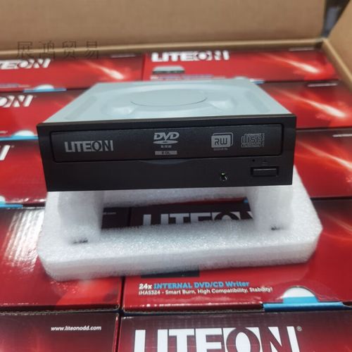 黑色硬件设备在机箱中的安装效果