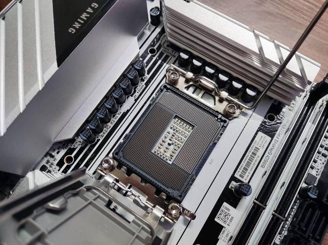 主板银色散热装甲细节