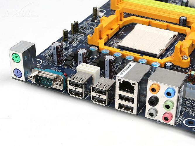 DDR2内存插槽与扩展槽特写