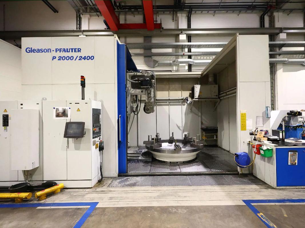 电脑机箱内部散热风扇，展示硬件冷却