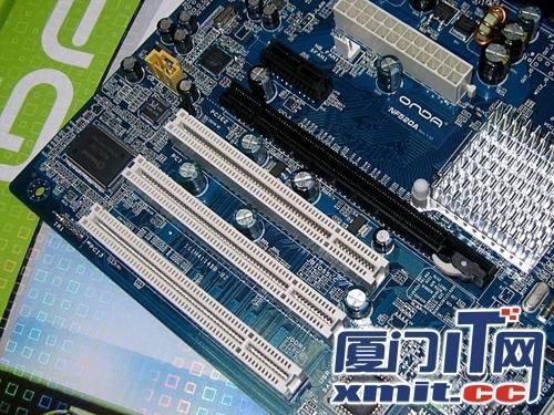 主板散热片和电源接口