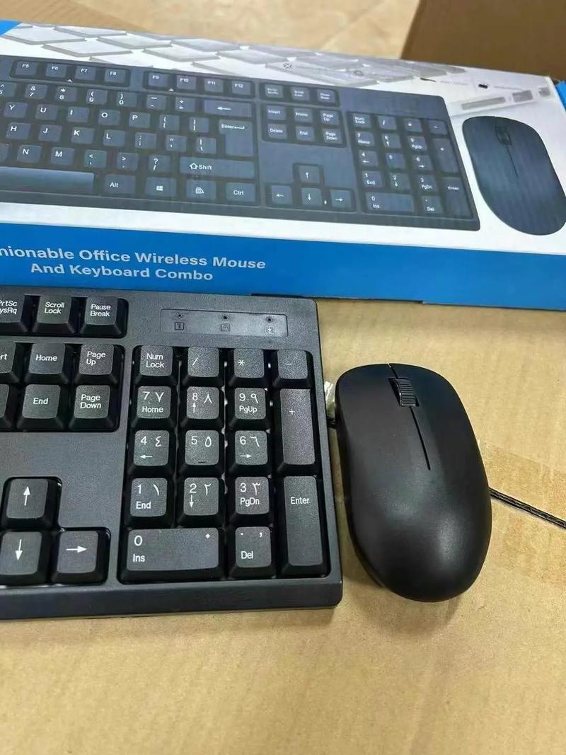 无线接收器插入电脑USB端口