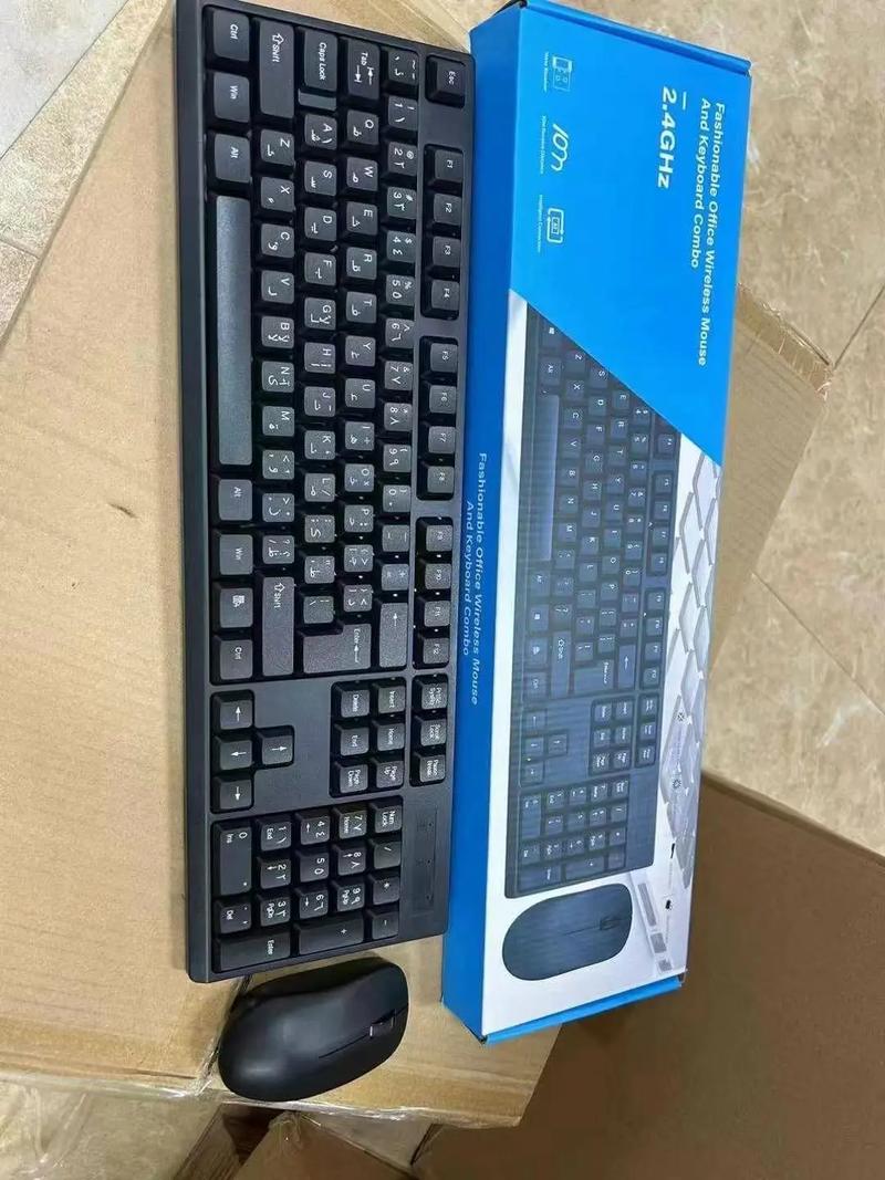 电脑外设特写，展示键盘键帽细节