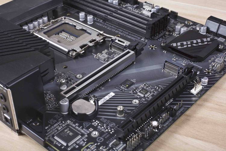 主板芯片组和插槽特写