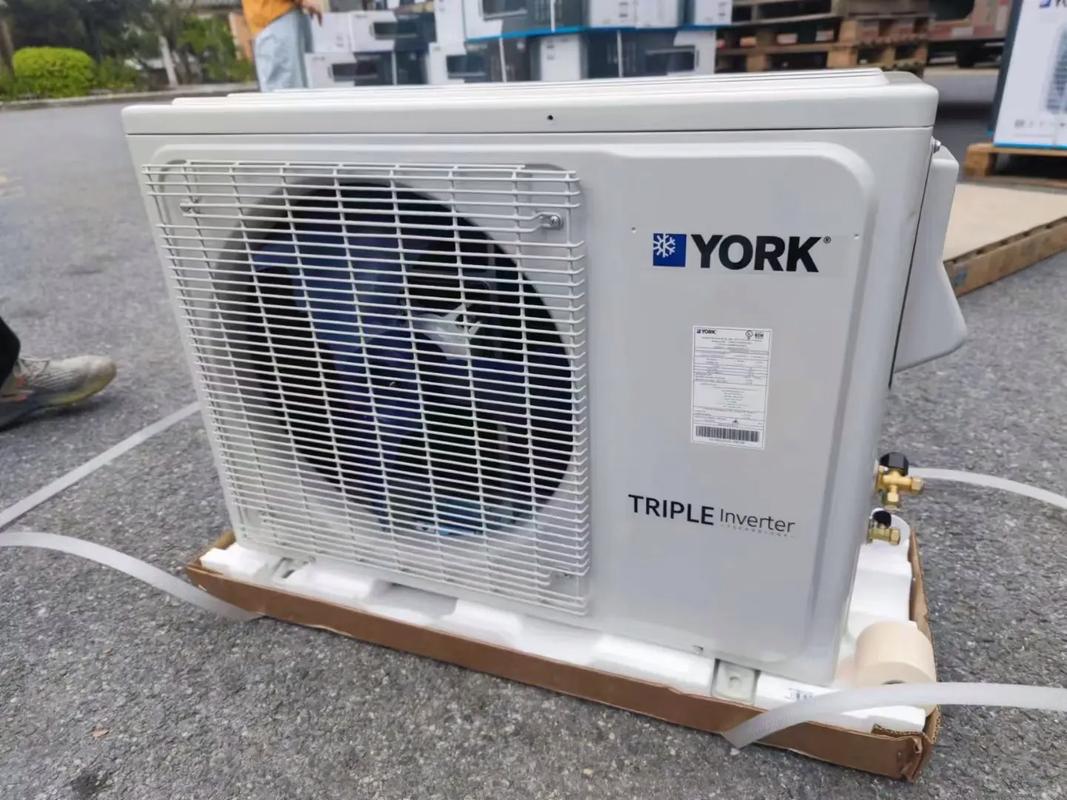 显示器在办公桌上使用场景