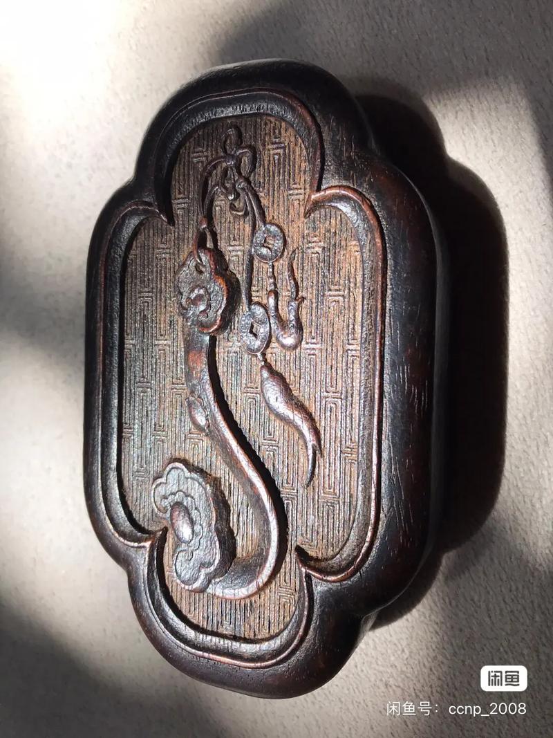 键盘细节，突出PBT键帽和接口