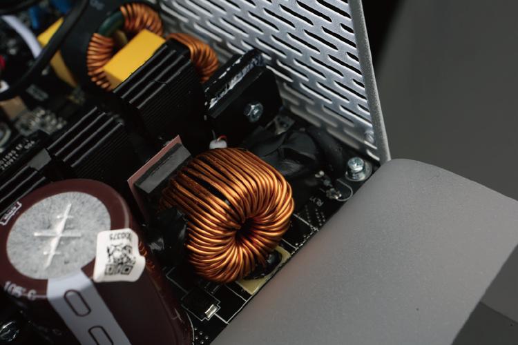 Tt 钢影PF1 850W限定 ATX 3.1白金电源深度评测：全模组日系电容+10年质保