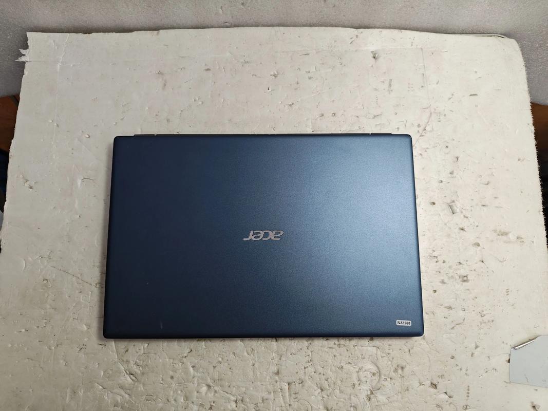 消费者在电子产品商店选购