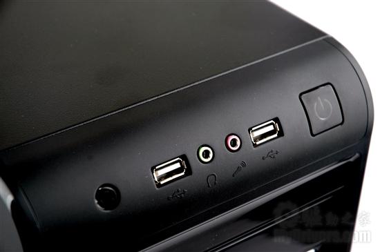 机箱前面板接口特写