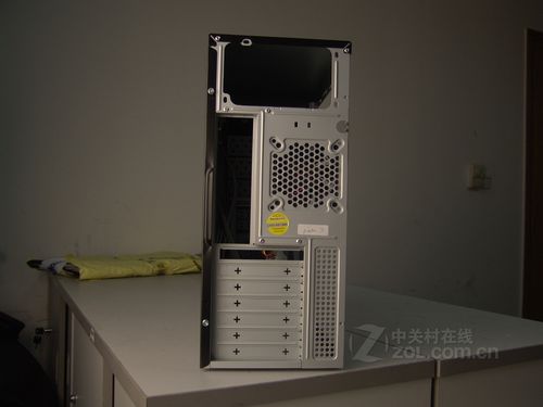 硬盘与光驱仓位展示