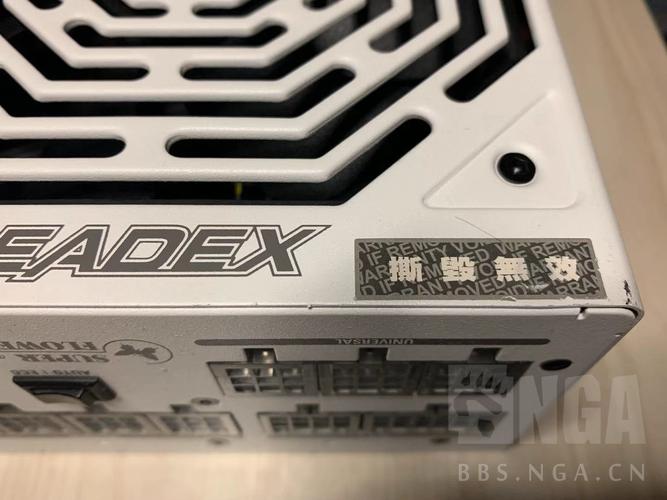 白色主题电脑主机电源安装