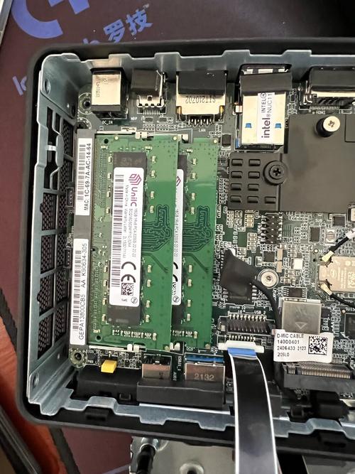 紫光藏刃 16GB DDR4 3200 vs 金邦巨蟹 RGB DDR5 6400 64GB 深度对比