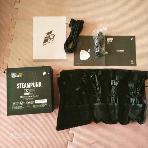 黑色计算机电源带线缆的硬件外观