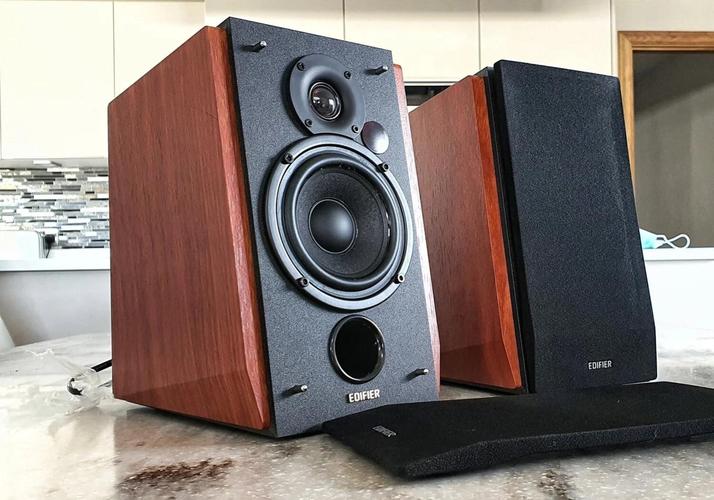 Desktop speaker setup for home office