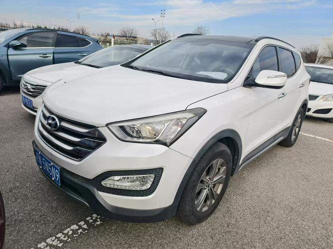 办公桌上使用键盘和鼠标