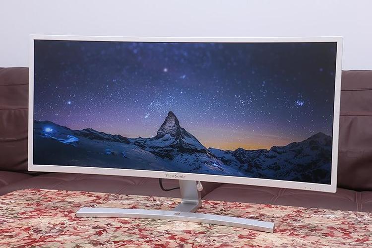 程序员在超宽屏显示器前工作的场景