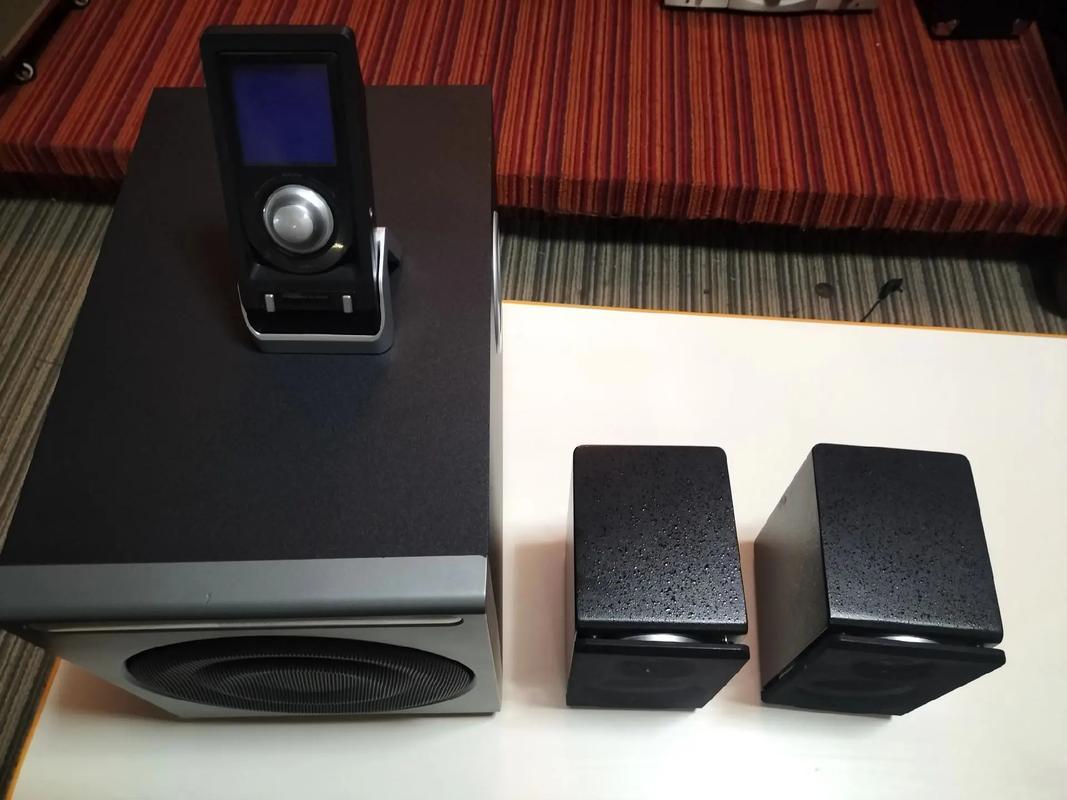 漫步者S2.1MKII 卫星箱桌面摆放效果