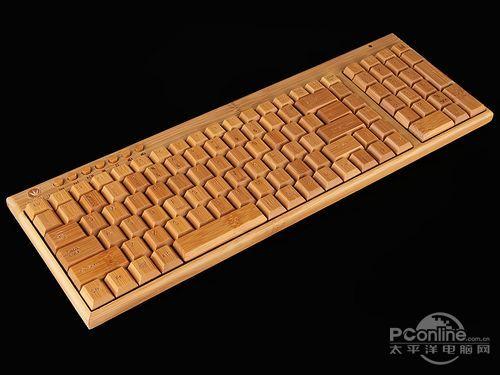 办公桌上使用无线键盘鼠标进行文档处理的场景