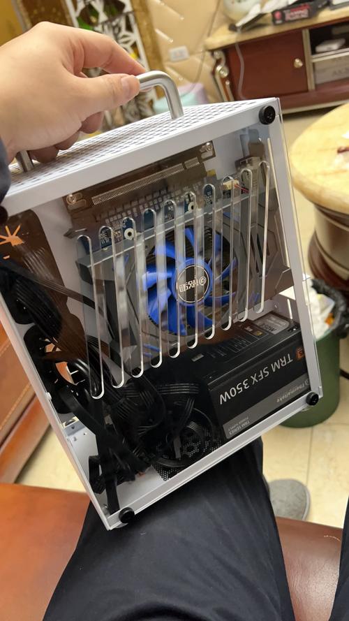 Tt TRM SFX 350W 黑色电源外观特写