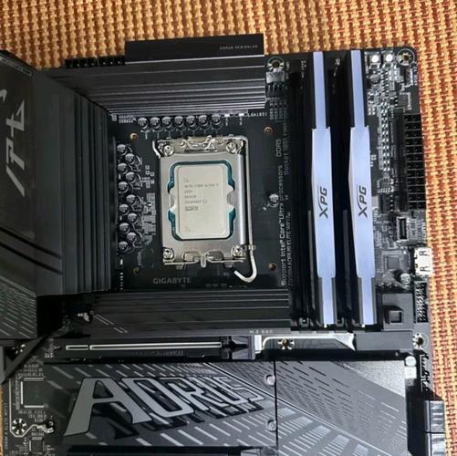 电脑主板安装在机箱中的整体视图