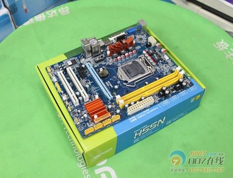 Micro ATX主板安装在机箱中
