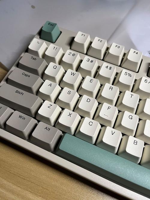 键盘在办公桌使用场景