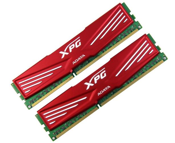 电脑内存条特写,展示黑色PCB和金属散热片