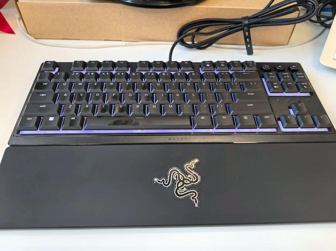 Razer Ornata雨林狼蛛游戏键盘评测：薄膜机械混合手感与绿光背光体验