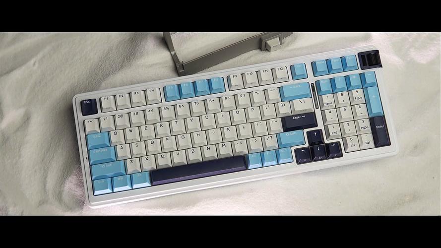 珂芝K98彩虹轴机械键盘评测：RGB背光与多种连接方式的完美结合