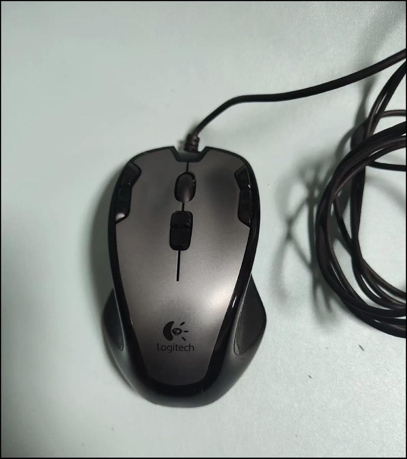 Gaming mouse in use