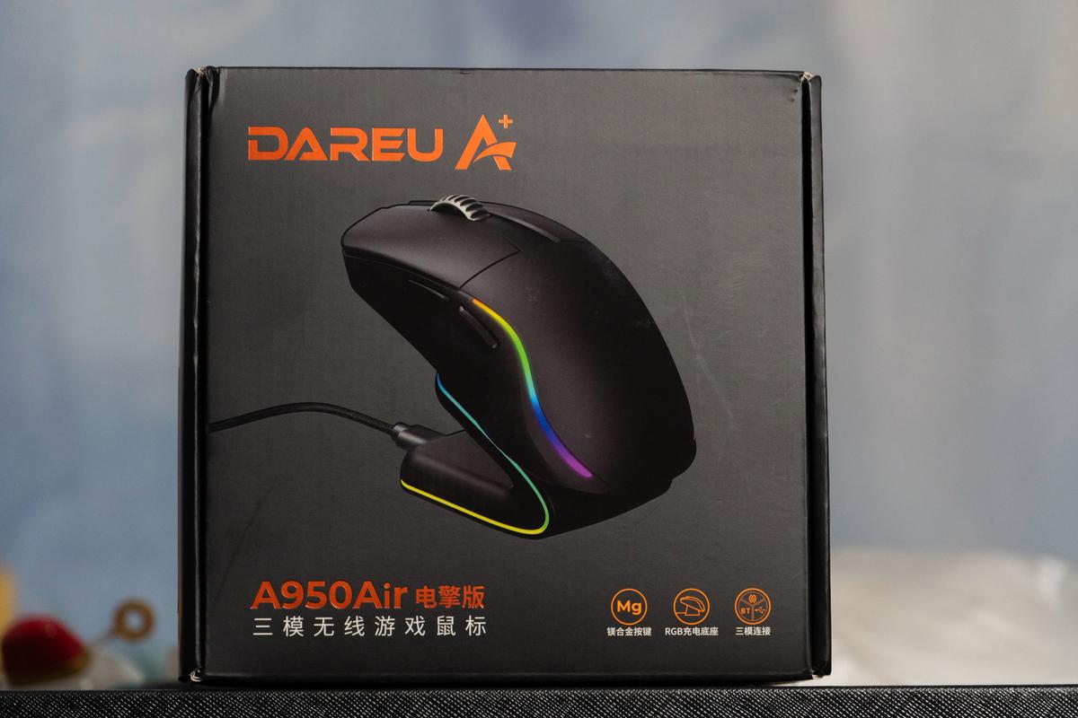 Gaming mouse in action