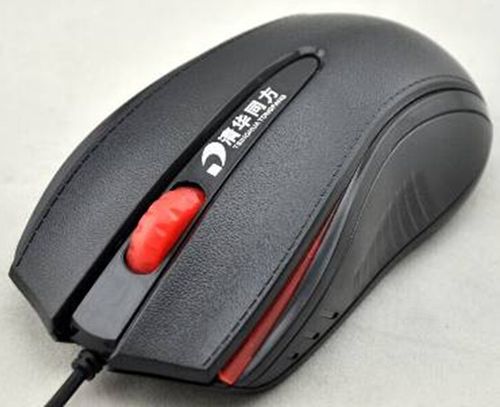 办公桌上的鼠标