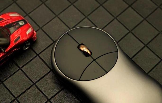 办公桌鼠标近照