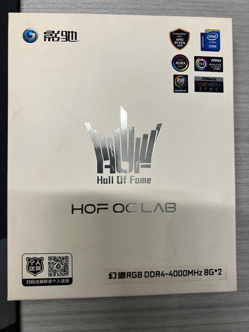 白色散热片与RGB灯效的内存条