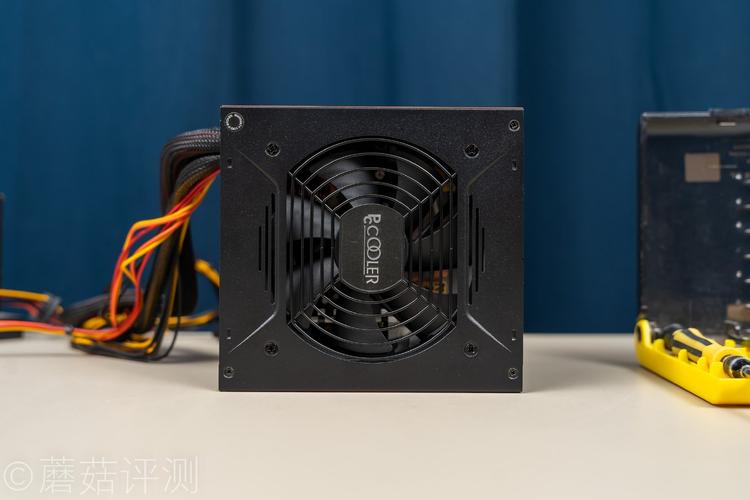 白色电脑主机整体外观