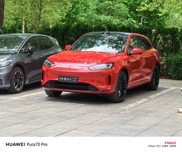 红色迷你音箱播放音乐