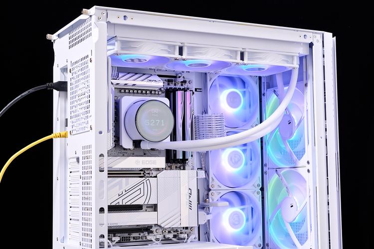 微星MPG CORELIQUID P13 360 WHITE冰曜评测：白色高颜值与强劲散热的完美融合