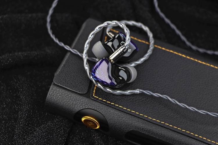 abdt V8x 与 绅宝 DL8108A 深度对比：桌面 vs 广播