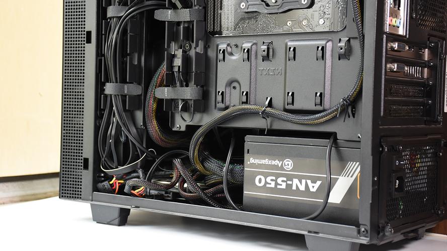 电源在完整PC主机中的安装应用