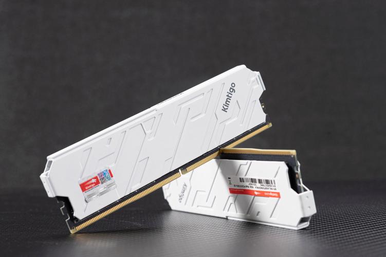 白色主题 PC 内存安装效果