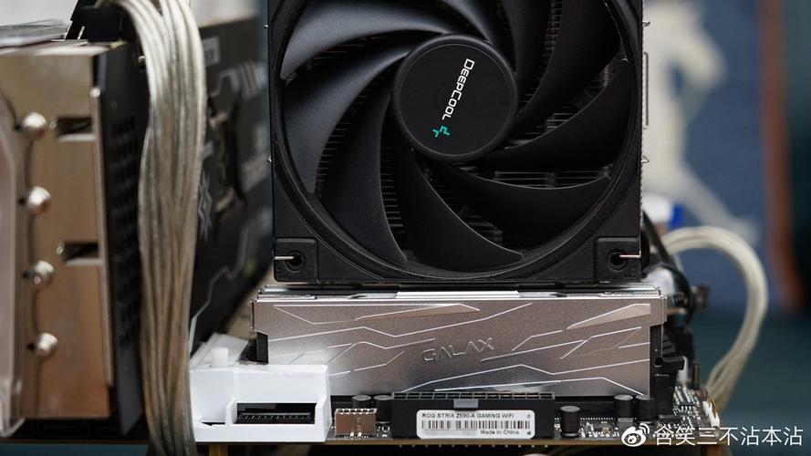 DDR5内存核心规格展示，电路板细节