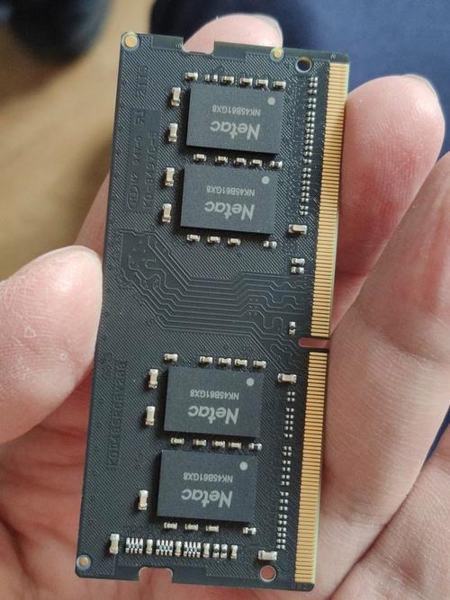 主板内存插槽安装场景