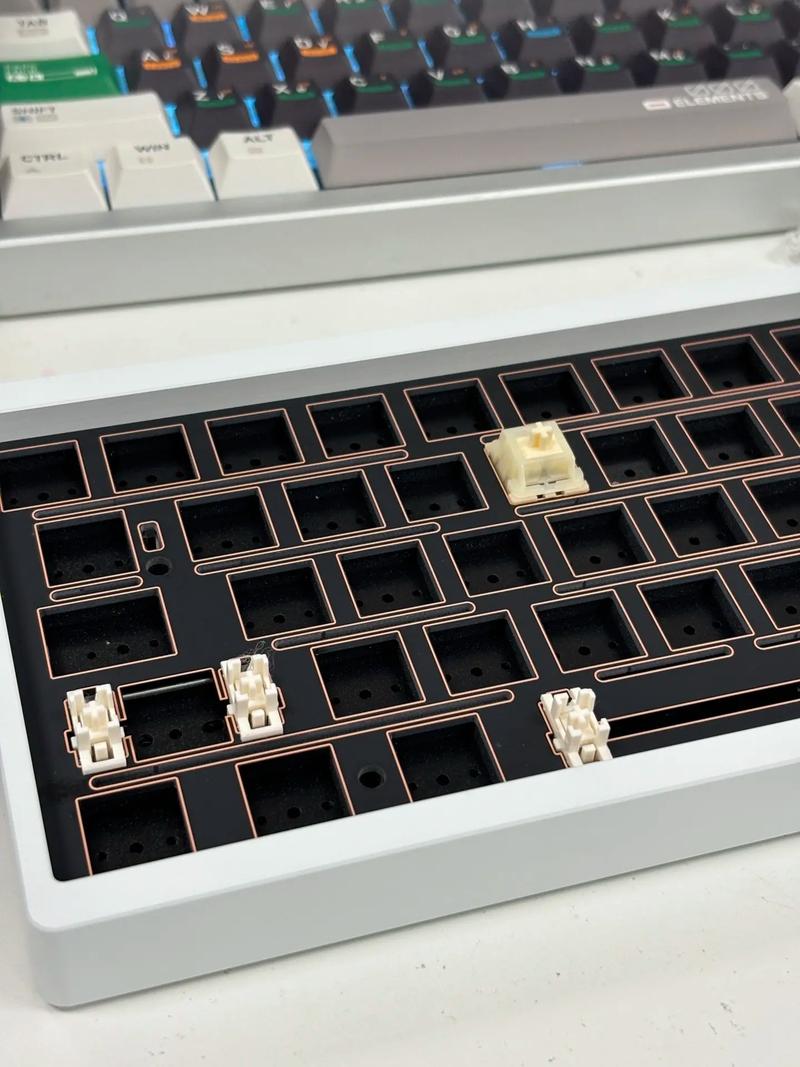 维咖Lucky65 V2键盘底部与电池