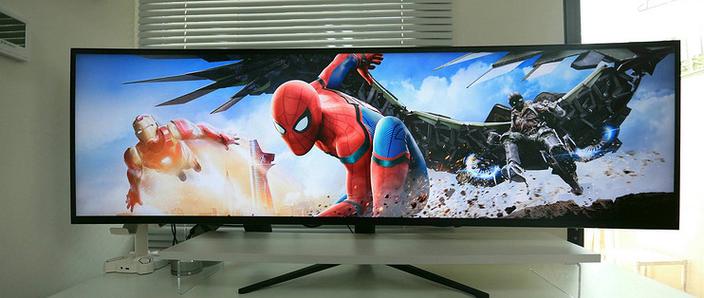 电竞玩家使用显示器