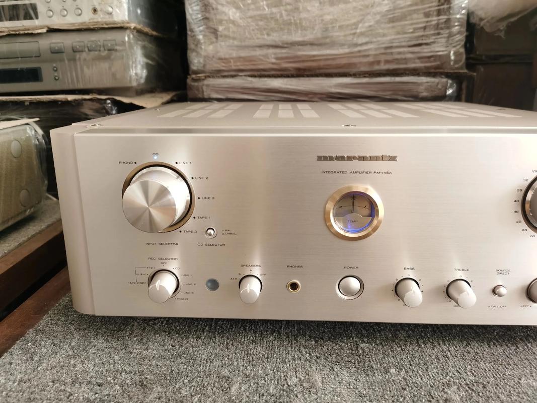 功放散热器特写