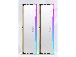 PC内存安装在主板上的外观展示