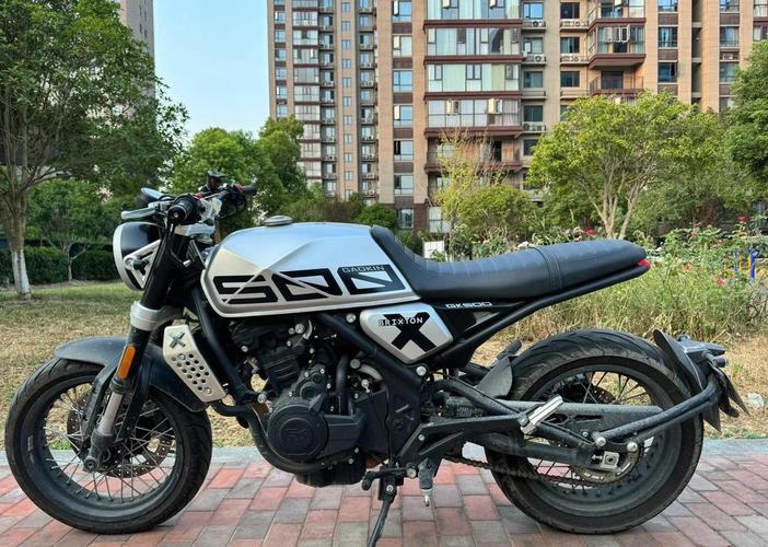 手握着鼠标进行办公